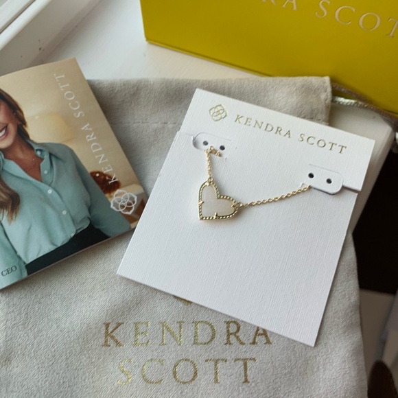 Kendra Scott Ari Heart Gold Short 